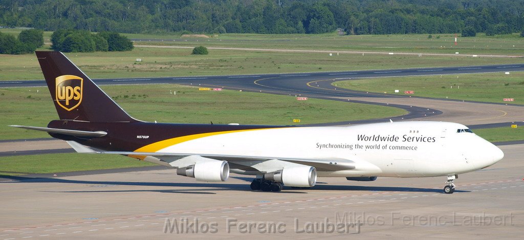 Lufthansa Airbus A 380 zu Besuch Flughafen Koeln Bonn P076.JPG